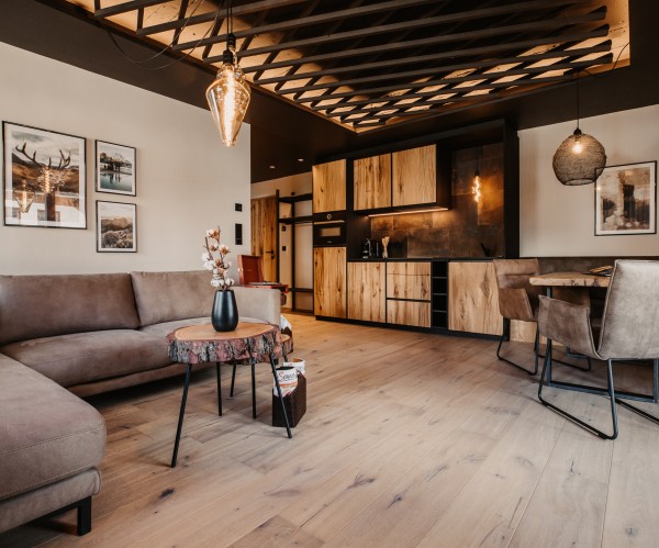 Wohnzimmer mit großzügigem Sofa