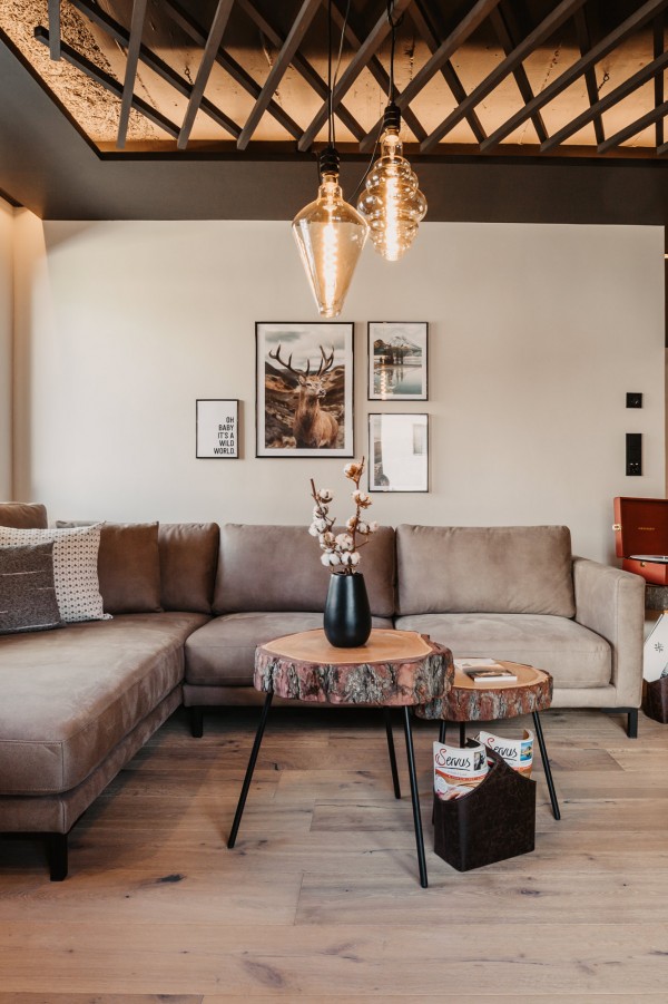 Wohnzimmer mit großem Sofa