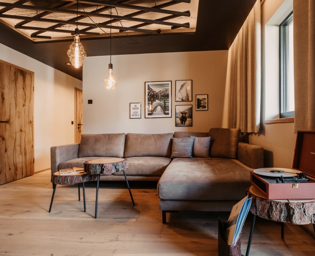 Appartement mit großem Sofa