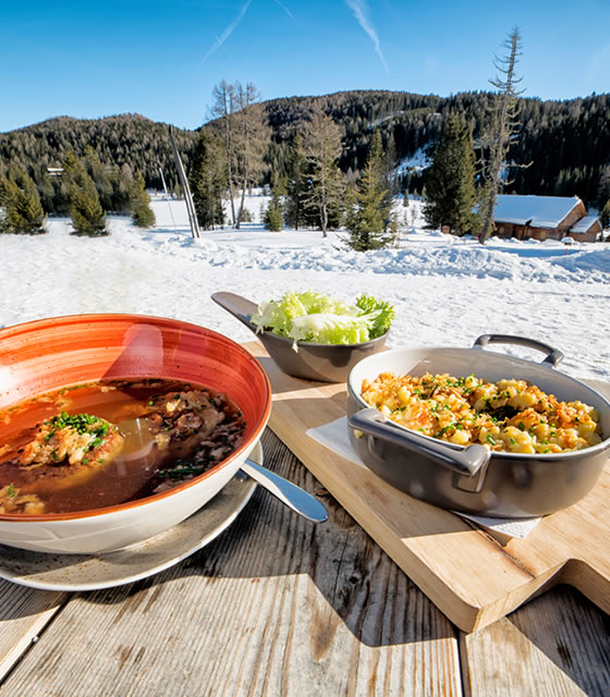 Essen im Skirestaurant © Ferienregion Salzburger Lungau